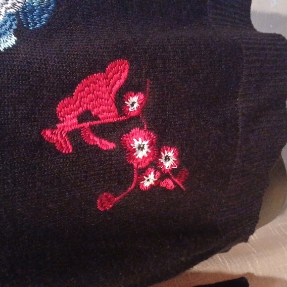 Relatively Crew Neck Pullover Sweater With Embroidered Flowers, M - Picture 4 of 6
